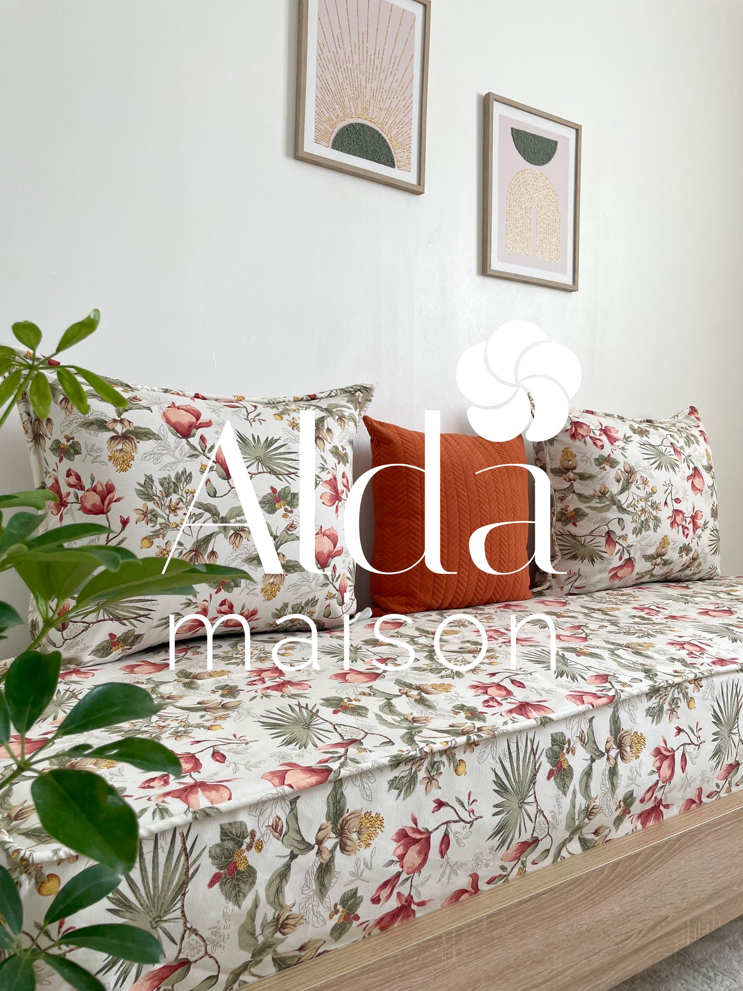 ( تفريشة كانابي واحد مع 2 مخايد ( فارغين ( GARDENIA )
